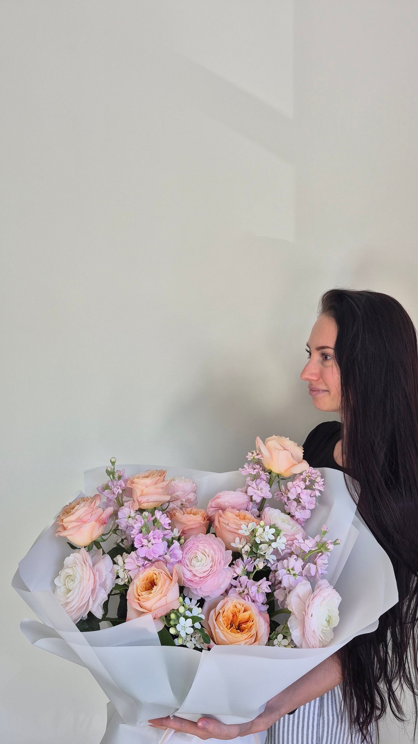Bouquet "Flowers Majesty" Roses, Ranunculus, Tweedia