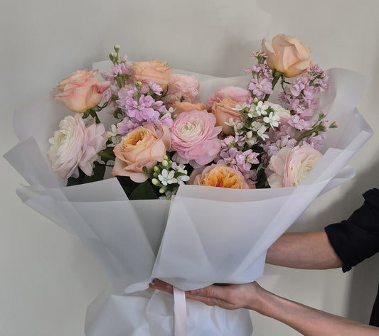 Bouquet "Flowers Majesty" Roses, Ranunculus, Tweedia