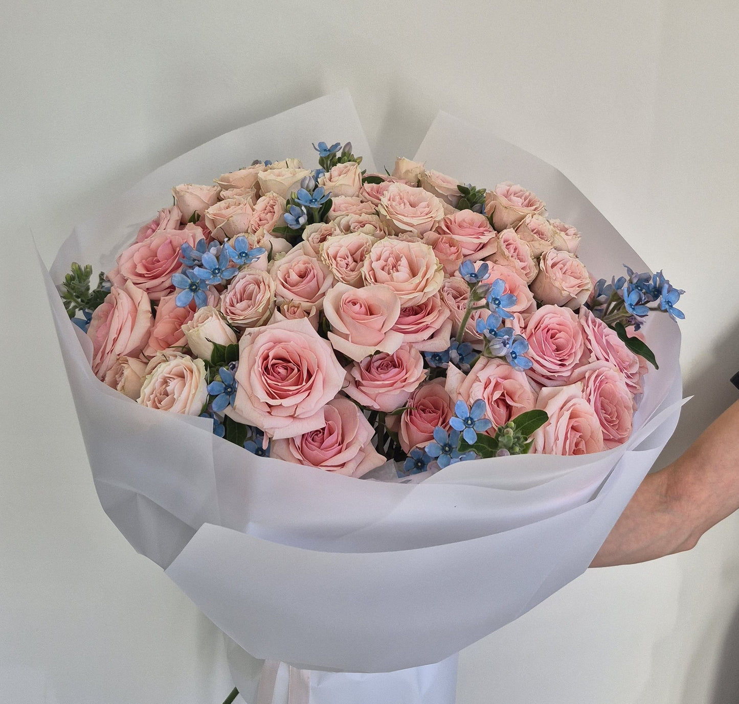 Bouquet "Mountain Bloom" Spray Roses, Tweedia
