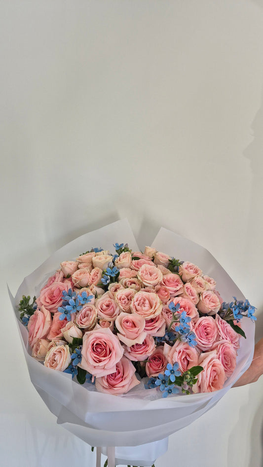 Bouquet "Mountain Bloom" Spray Roses, Tweedia