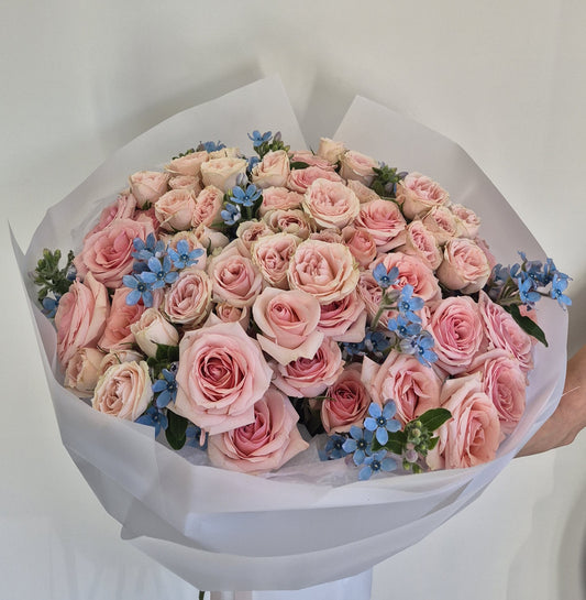 Bouquet "Mountain Bloom" Spray Roses, Tweedia