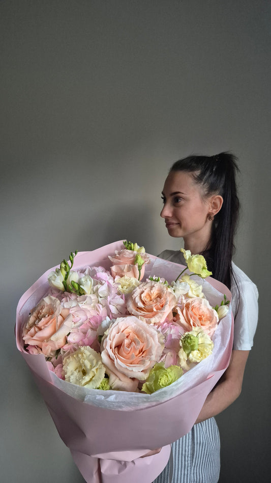 Bouquet "Princess Garden" Hydrangea, Roses , Spray Roses