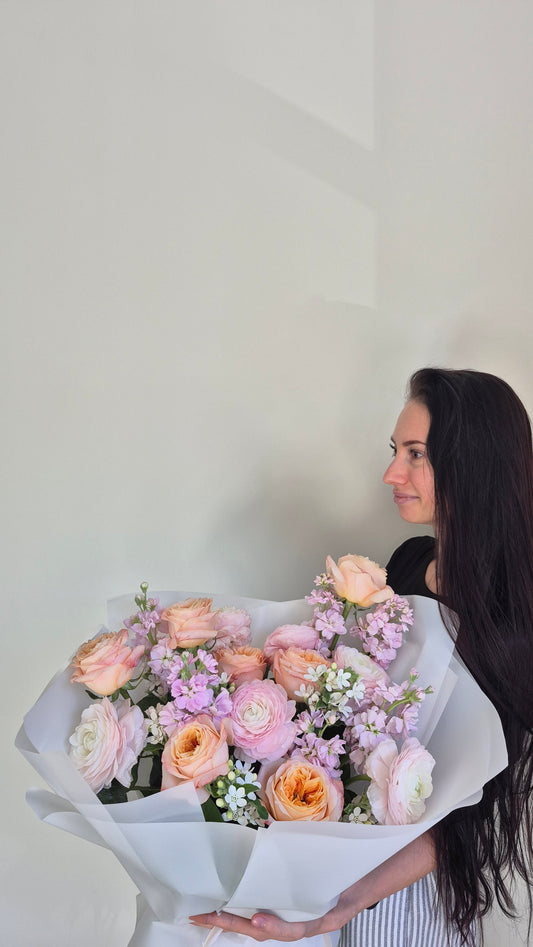 Bouquet "Flowers Majesty" Roses, Ranunculus, Tweedia