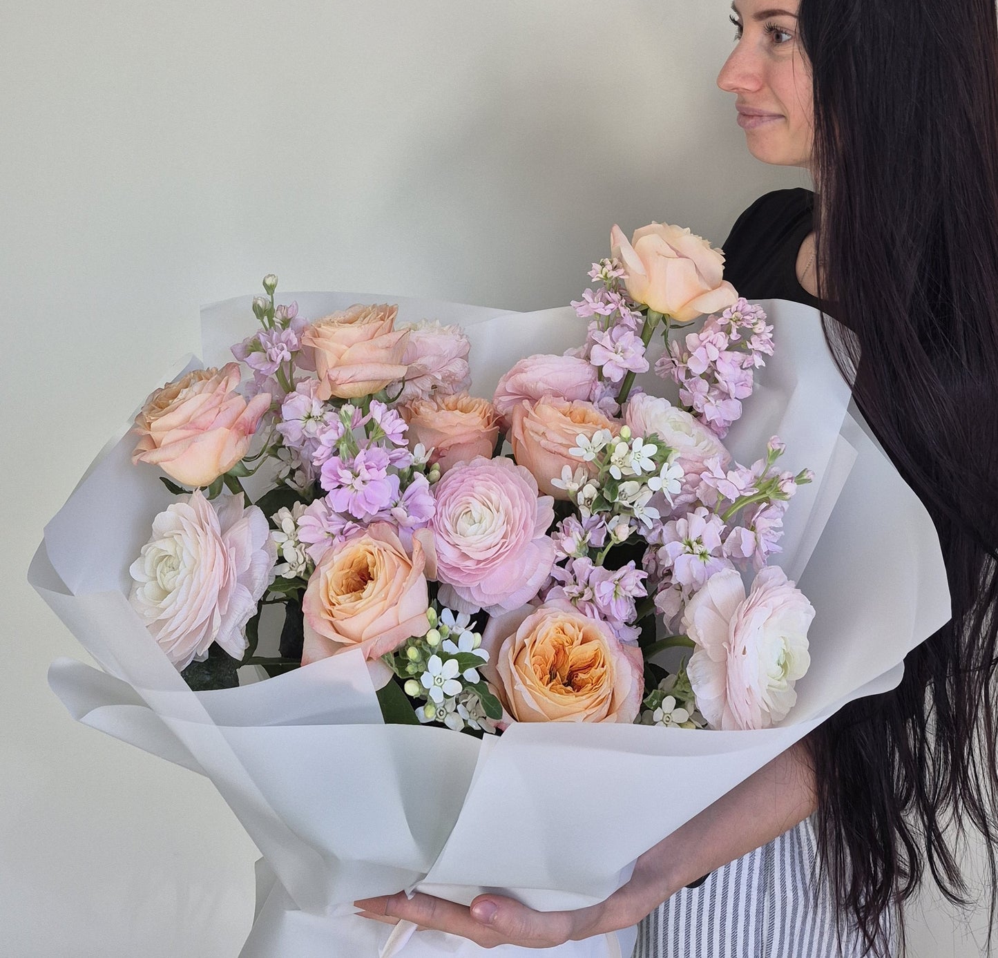 Bouquet "Flowers Majesty" Roses, Ranunculus, Tweedia