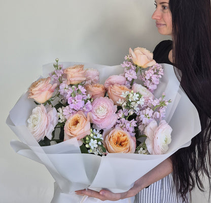 Bouquet "Flowers Majesty" Roses, Ranunculus, Tweedia