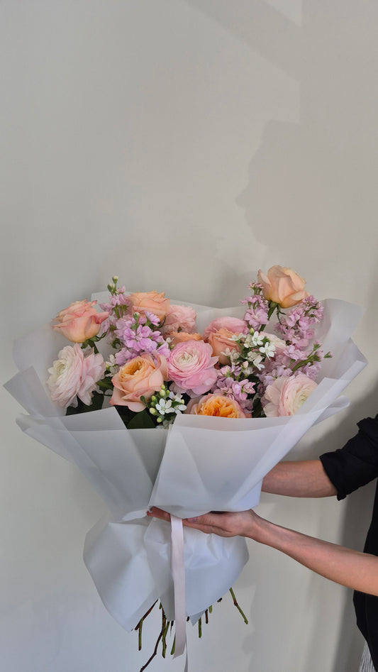 Bouquet "Flowers Majesty" Roses, Ranunculus, Tweedia