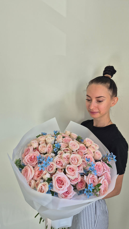 Bouquet "Mountain Bloom" Spray Roses, Tweedia