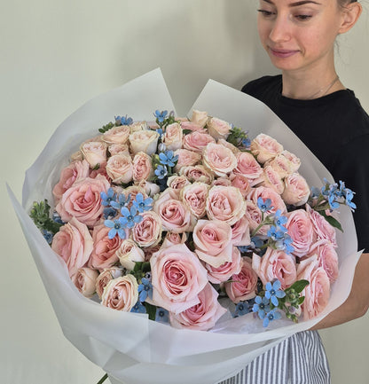Bouquet "Mountain Bloom" Spray Roses, Tweedia